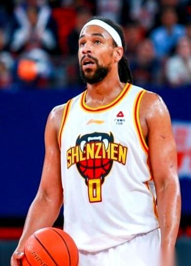 一帮人喊着让广东队裁掉萨林杰。我敢说，这帮人压根没看几场球。裁掉他？等于广东队