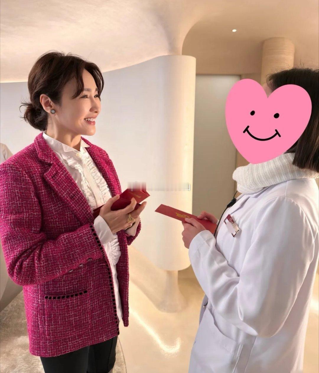 大年初七富婆黎姿就上班给美容院的员工发红包了，一出手很大方。当天55岁的黎姿扎着