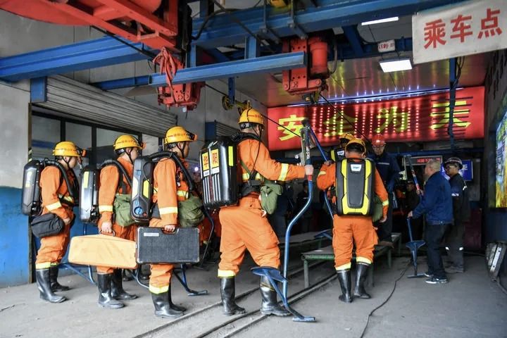 煤矿爆炸后24小时: 救援人员搜索巷道2万米, 皮划艇已运往井下