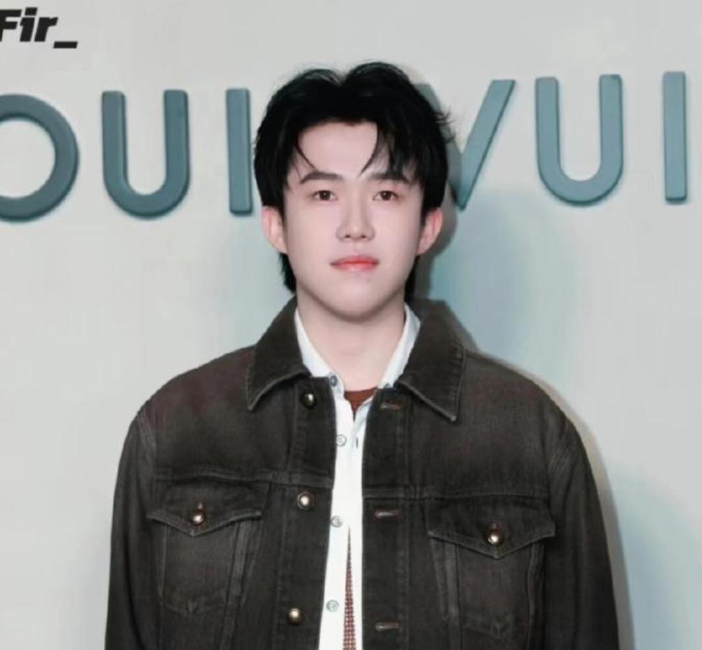 羞涩，呆萌，王楚钦伤退后首度现身，简直是演我参加活动。各位球迷都知道王楚钦缺