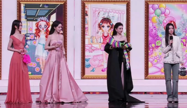 看了这个同框，不知道周也尴尬不