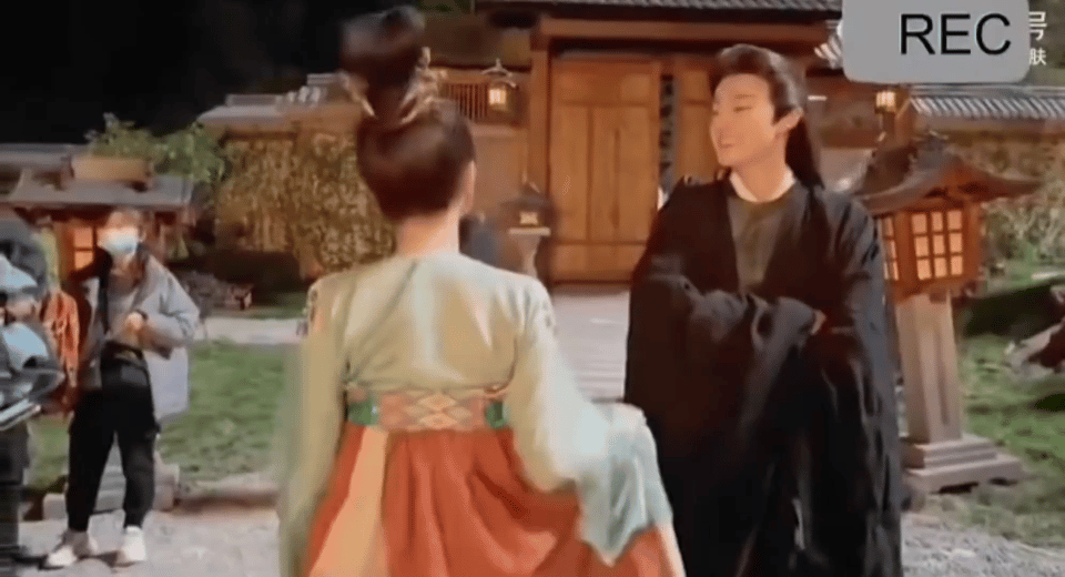怎么有这么坏的男演员，万一女演员被撞的摔倒受伤了呢王鹤棣苍兰诀采访