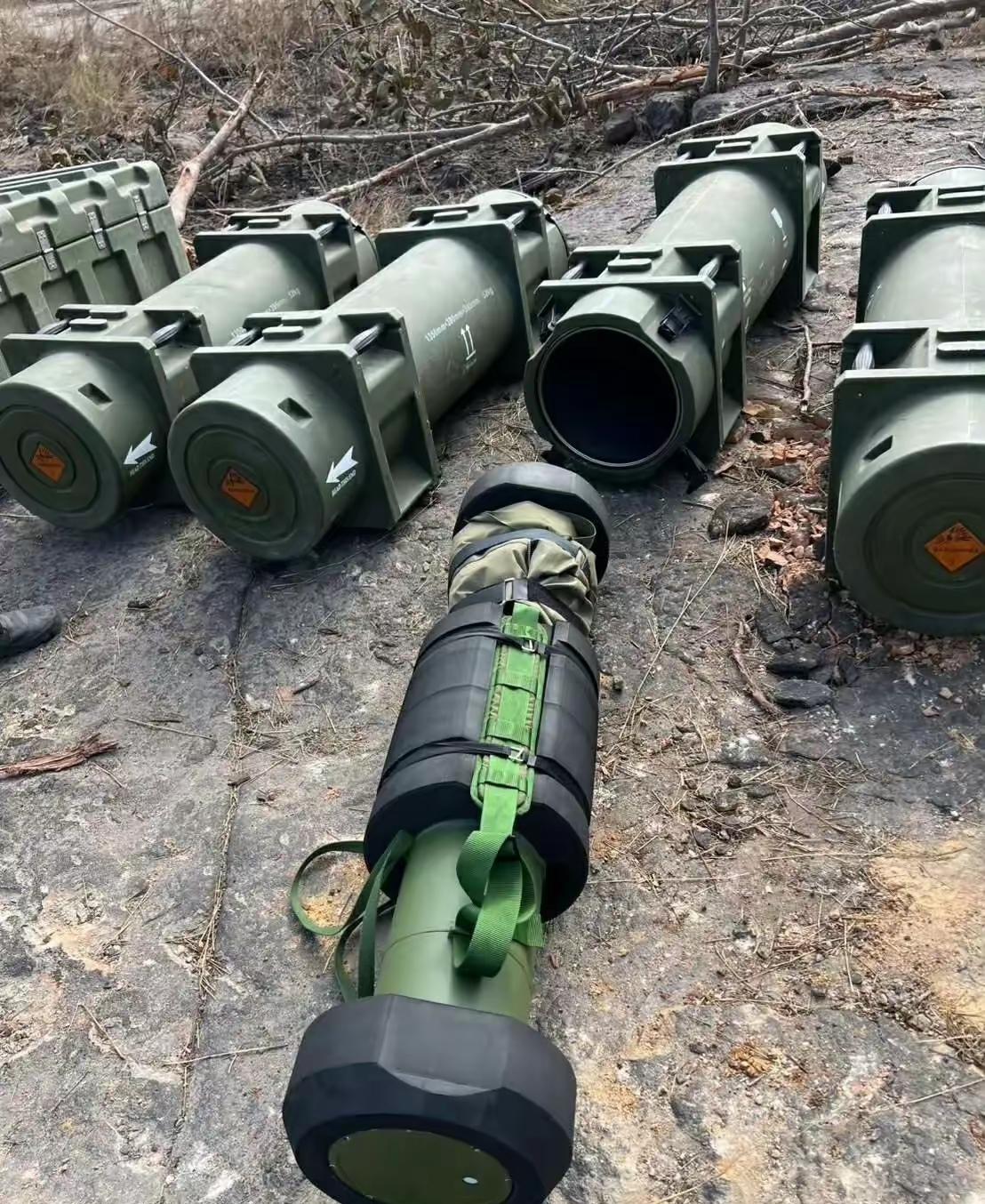 泰国军队缴获了柬埔寨留下的一堆GAM-102反坦克导弹，柬埔寨军队在撤离的时候嫌