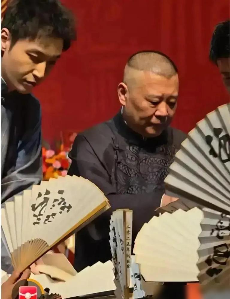 闫某突然出现在天津纲丝节，全程贴着郭德纲，眼睛死死盯着师父和那几个年轻女戏曲演员