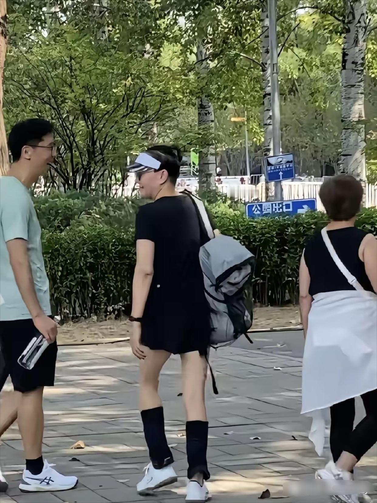 北京朝阳公园偶遇66岁宋丹丹和闺蜜李静，财富自由的她，腿白得像女大学生，还晒不黑