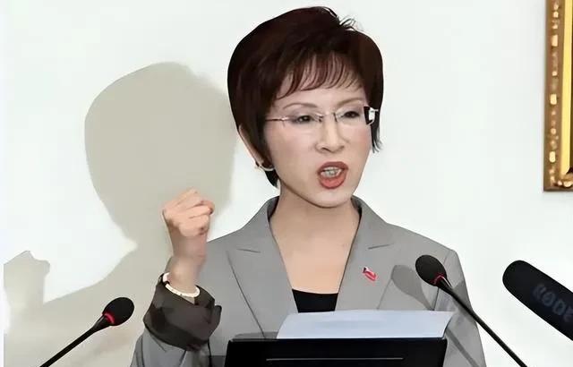 老“女战神”洪秀柱支持新“女战神”郑丽文吗？洪秀柱是深蓝的主要代表人物之一(另一