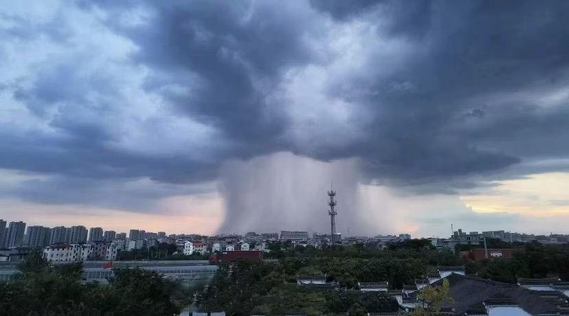 笑死了，整个城市的雨全下到一个地方去了！8月13日浙江嘉兴科技城迎来大范围降