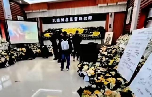 送别现场，张妈妈强忍悲痛送别儿子，白发人送黑发人，是世间最锥心的痛，张妈妈一哭，