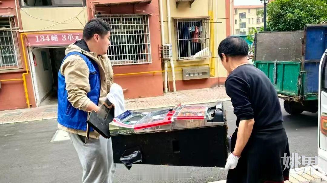 宁波余姚志愿者齐发力让环境焕然一新近日，宁波余姚在富巷南新村开展“家门口的微更