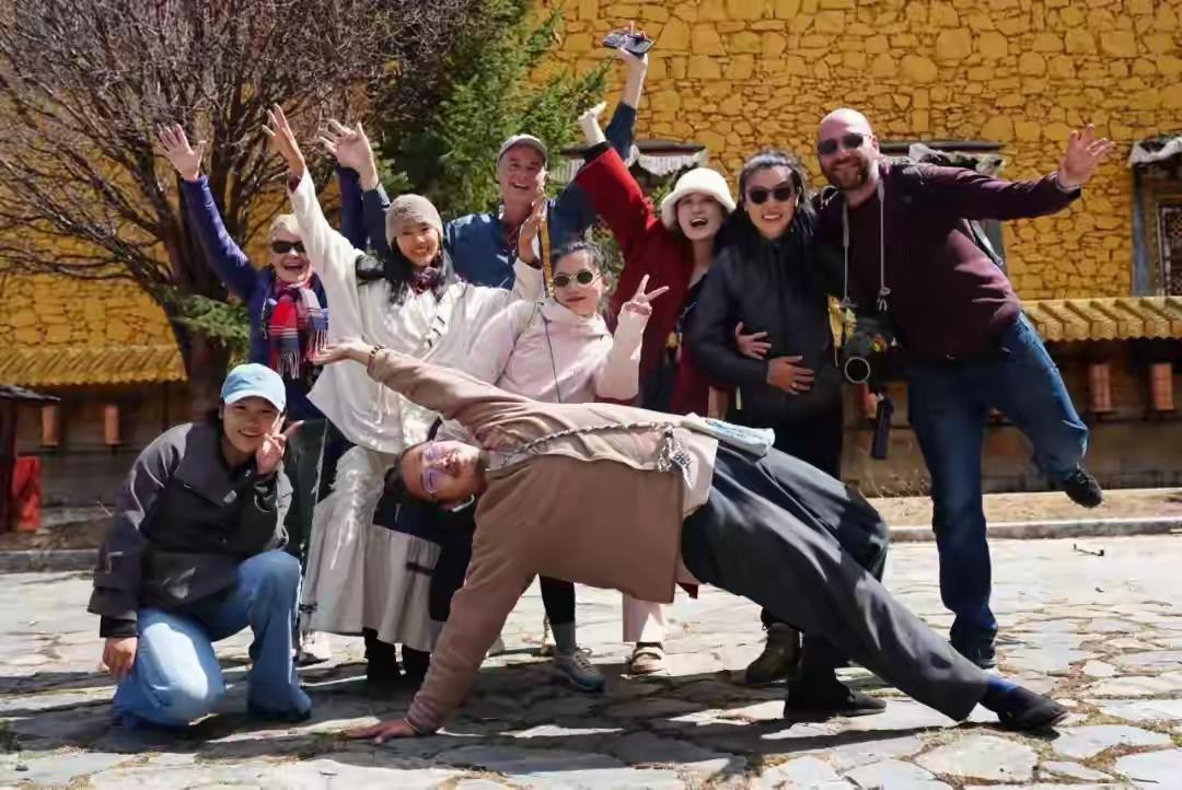 他们不背LV了，改背蛇皮袋去菜市场。这事儿要不是我亲眼看见，还真不太敢信。