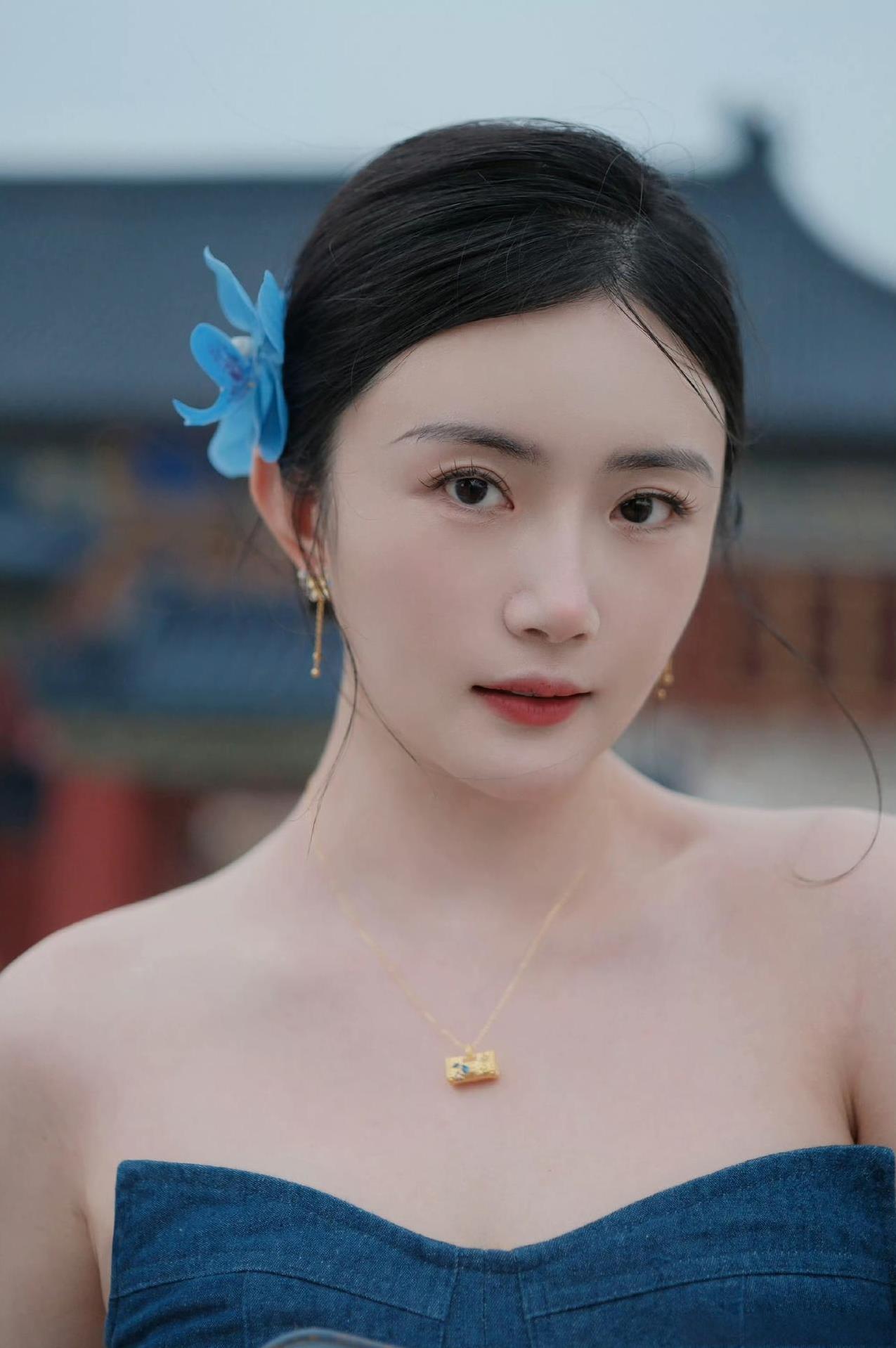 天坛的古韵与现代穿搭碰撞，在这一方天地间，感受历史与时尚交织的浪漫～
