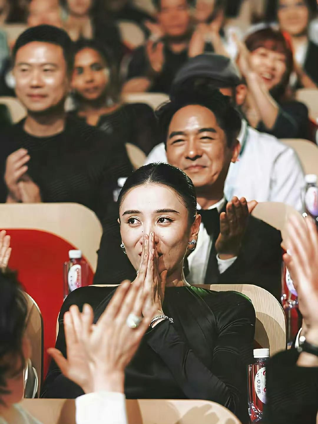 闫妮与宋佳在宣布获奖后、领奖前的对话（主持人刚宣布宋佳获得最佳女主角，全场掌