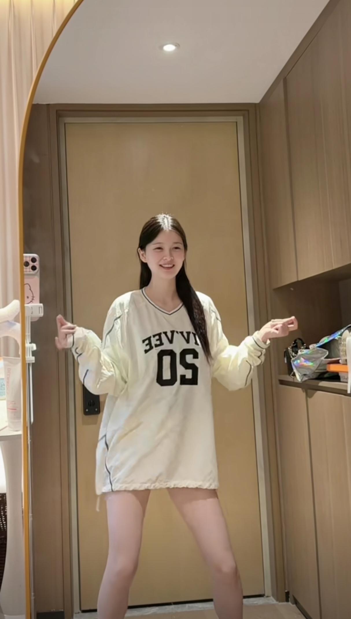 漂亮女孩开心随节拍舞动。