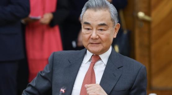 法国主动找中国了北京时间1月28日，中共中央政治局委员、中央外办主任王毅应约