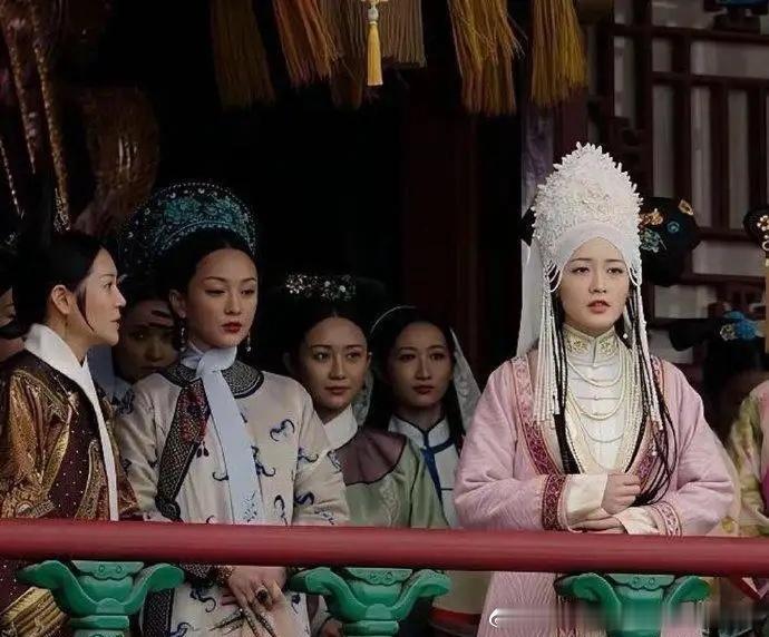 周迅眼里满满的嫉妒感快要冲破屏幕，虽是剧中演绎，神态却真实细腻极具代入感。
