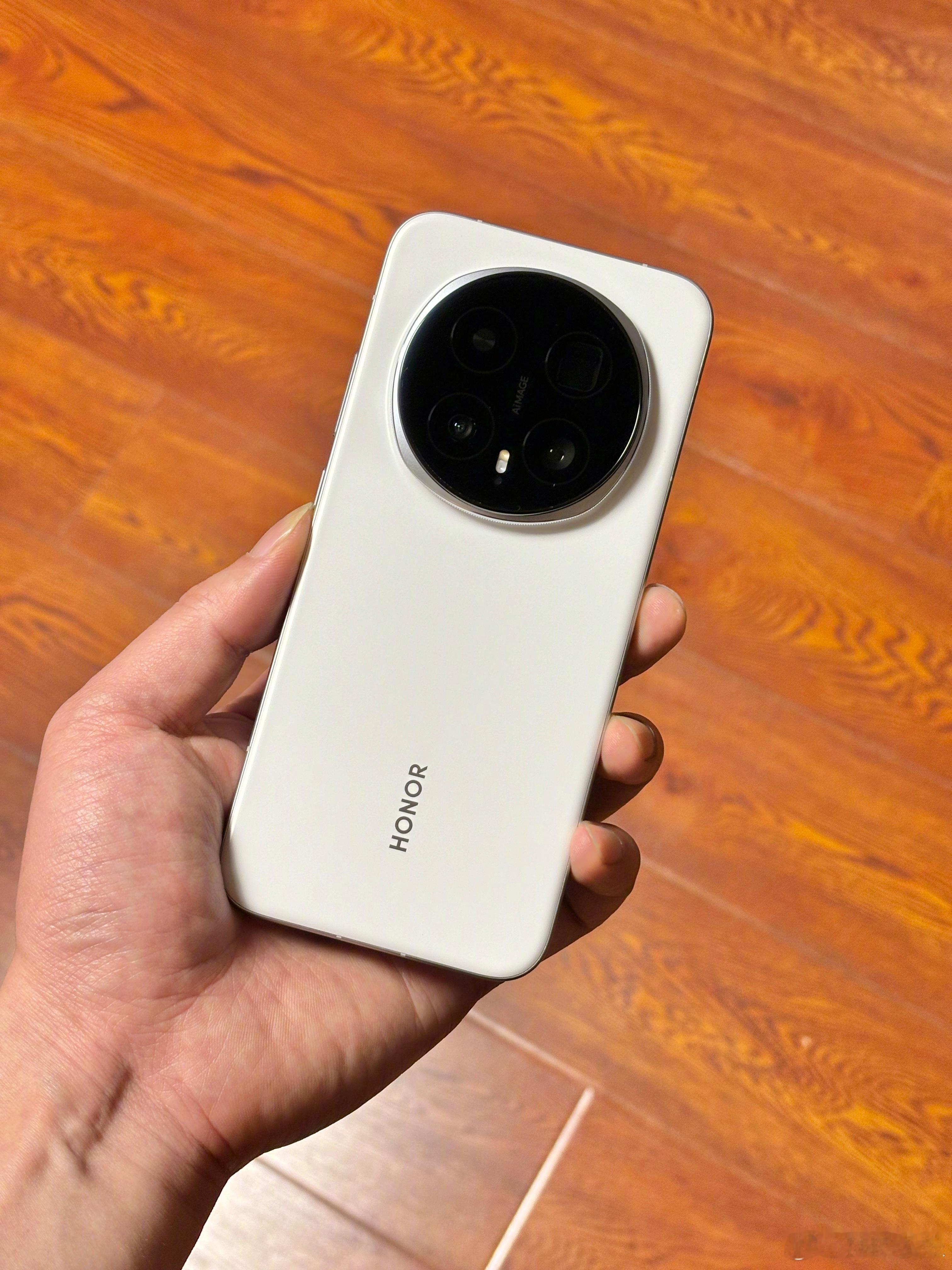 发布了这么多款Ultra，现在回头看Magic8Pro，它的影像实力虽然跟其它