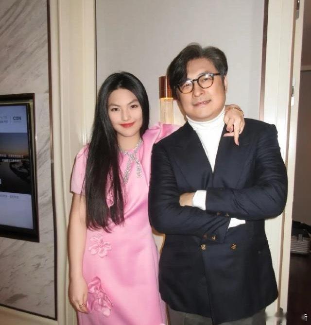 我最佩服的王诗龄的是自信，你看她和何超琼等众多大咖的合影，这孩子从小见惯了大场面