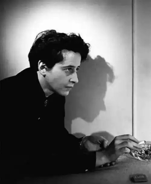 事实上，人在世生活的能力总包含着一种超越和脱离生命过程本身的能力，但是只有在人们