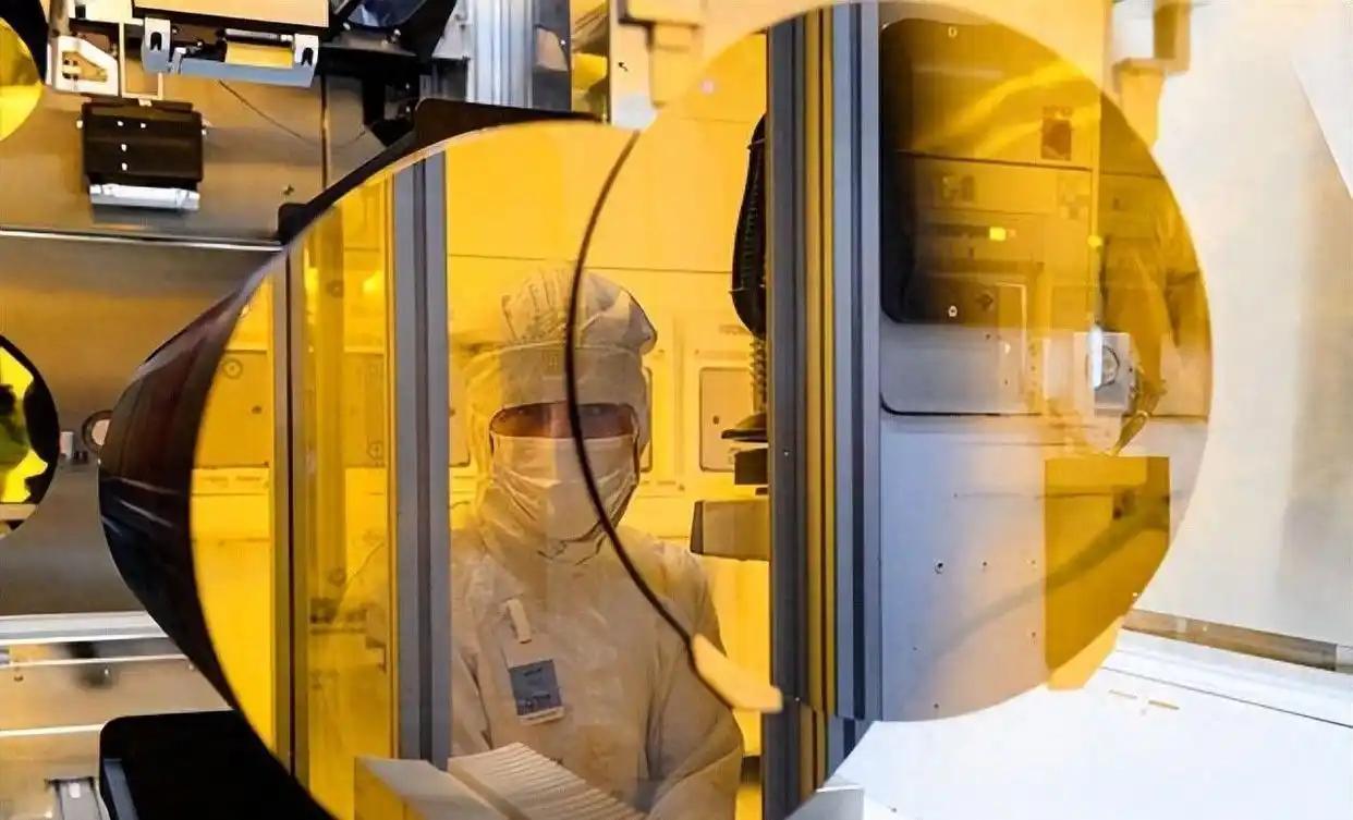中国这步棋够狠！不跟你拼3nm，先把28nm做成白菜价！美国国会研究服