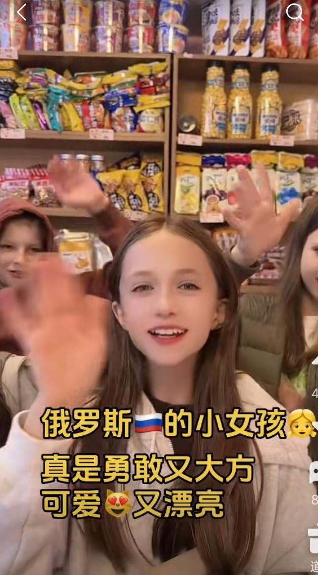 春节前夕，俄罗斯小姑娘趁着放假，成群结队涌进中俄边境城市。她们就像当地市民那样