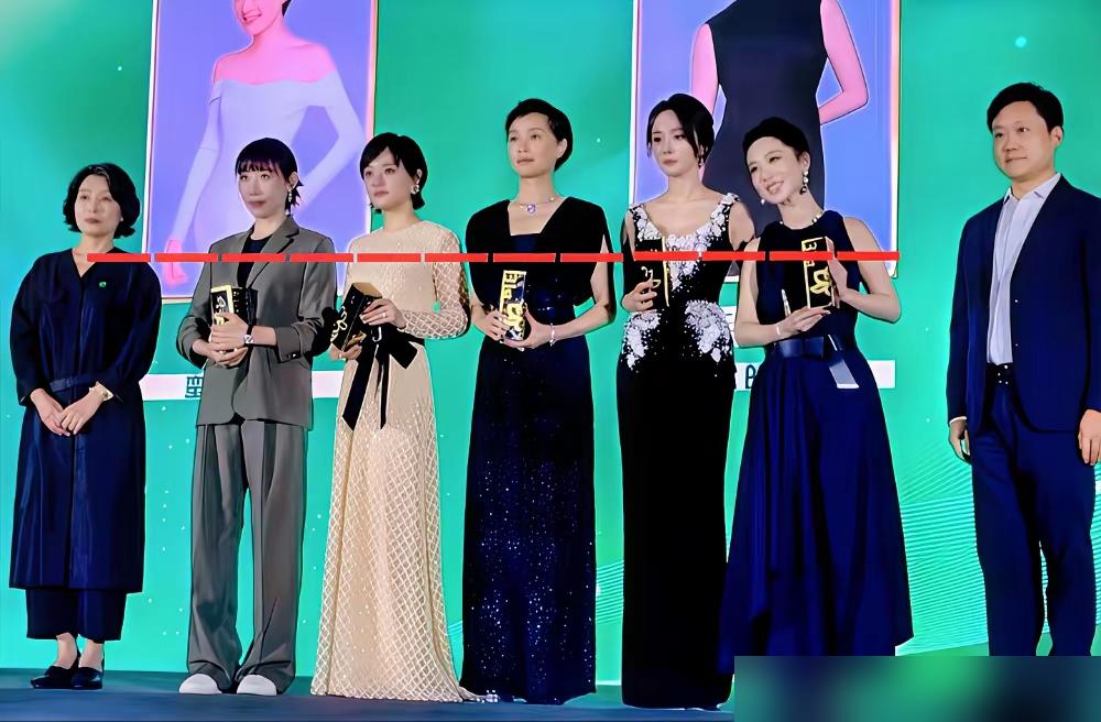 杨幂166cm，杨紫167cm。一张晚宴合照，两人挨着站。结果，高1cm