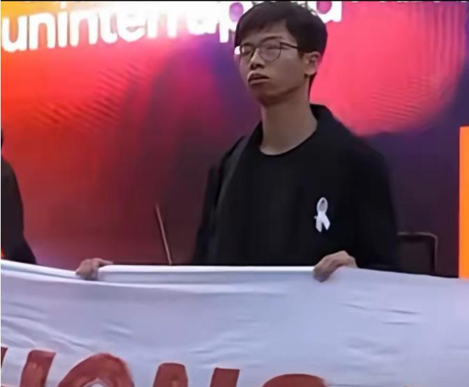 最近这段时间，大概三千左右移民到英国的香港人，在英国街头举行了游行活动，就是为了