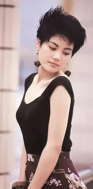 天后的两女儿的相貌，远远不如妈妈漂亮，不是差的一点点，年轻时的王菲的美不输周慧敏