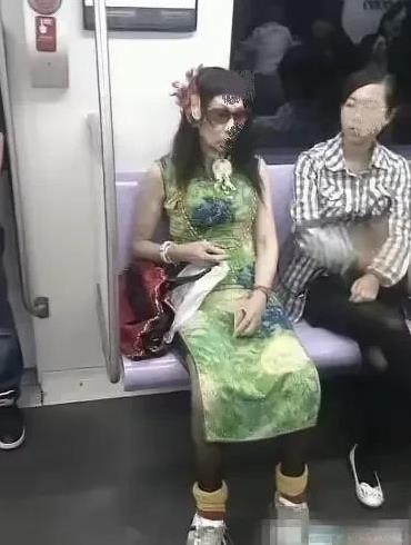 老太太穿的像小姑娘，脸上的化妆粉底很厚，绿色大花裙子，丝光腿袜，头上戴朵花、鼻梁