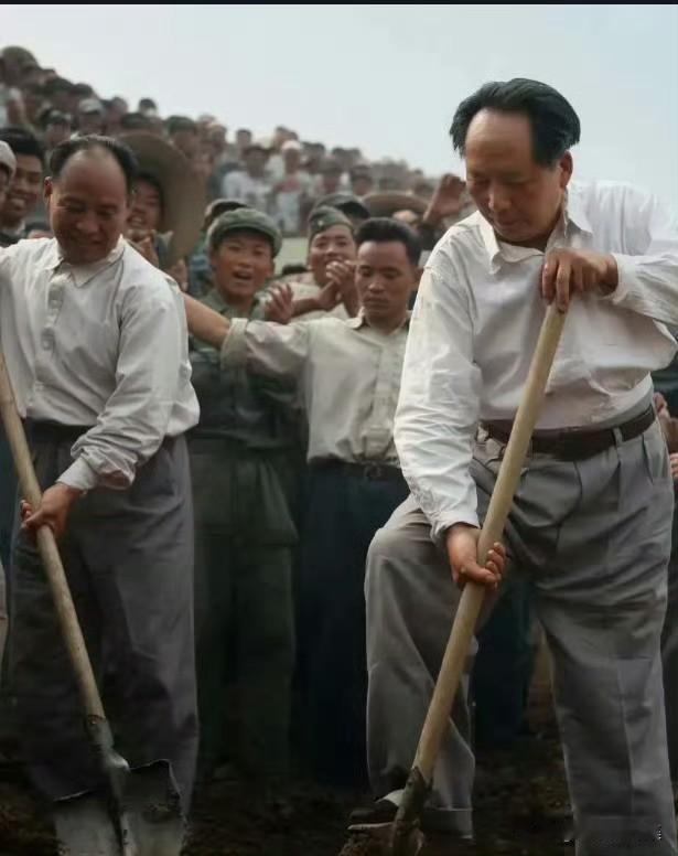 1958年5月25日，毛泽东主席来到十三陵水库工地参加义务劳动，并亲笔题写“十三