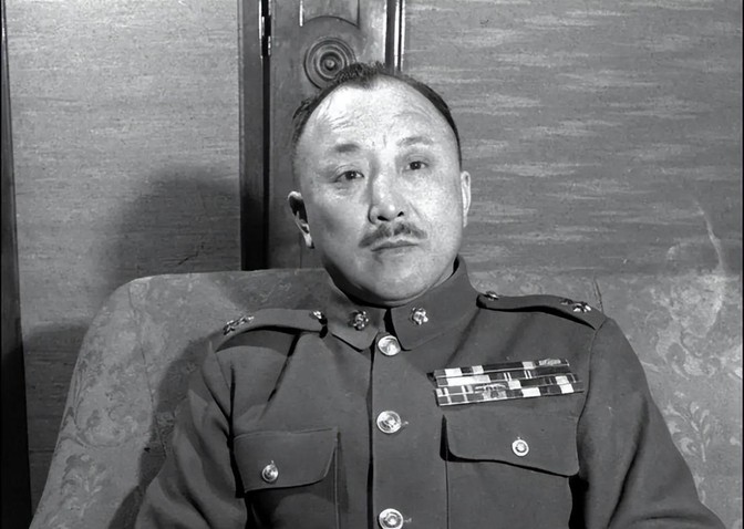 1949年1月初，卫立煌被软禁在南京，好友关麟征前来看望，门口的宪兵不让进去，关