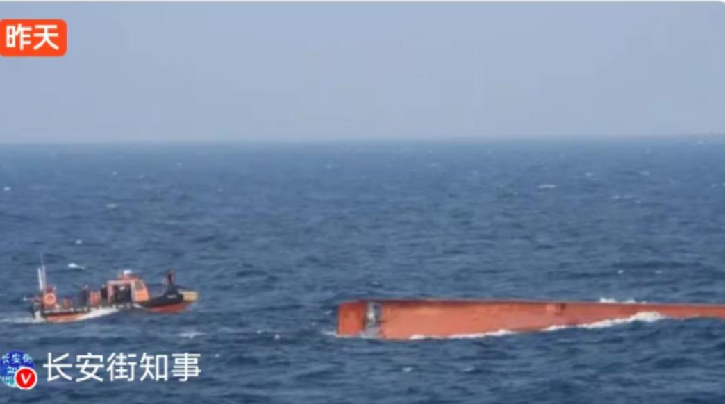 海风冰冷，带着咸腥味，刮在脸上像刀子。在韩国全罗北道群山市附近那片深不见底的海域