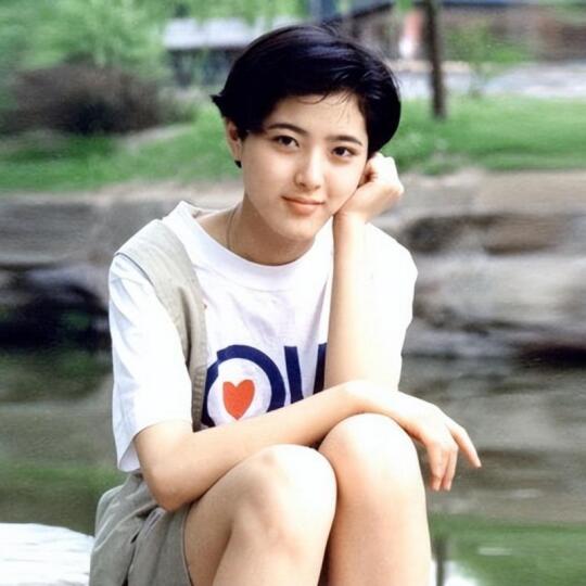曾黎的颜值放现在是顶级大美女吗？1996级中戏表演班被称为“明星班”...