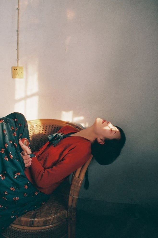 总是焦虑的人，往往是“从小就紧张”造成的。如果父母的情绪很激烈，孩子就会在“不