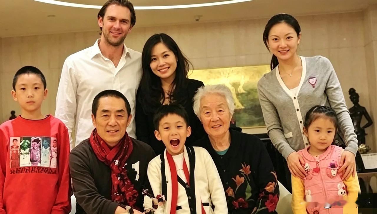 张艺谋家早年拍的一张全家福真热闹，老母亲坐中间，陈婷和三个孩子围旁边，大女儿张末