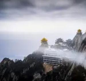 暴雪锁山！老君山游客被困12小时，50元泡面遭怒怼，景区做法亮了跨年夜追雪