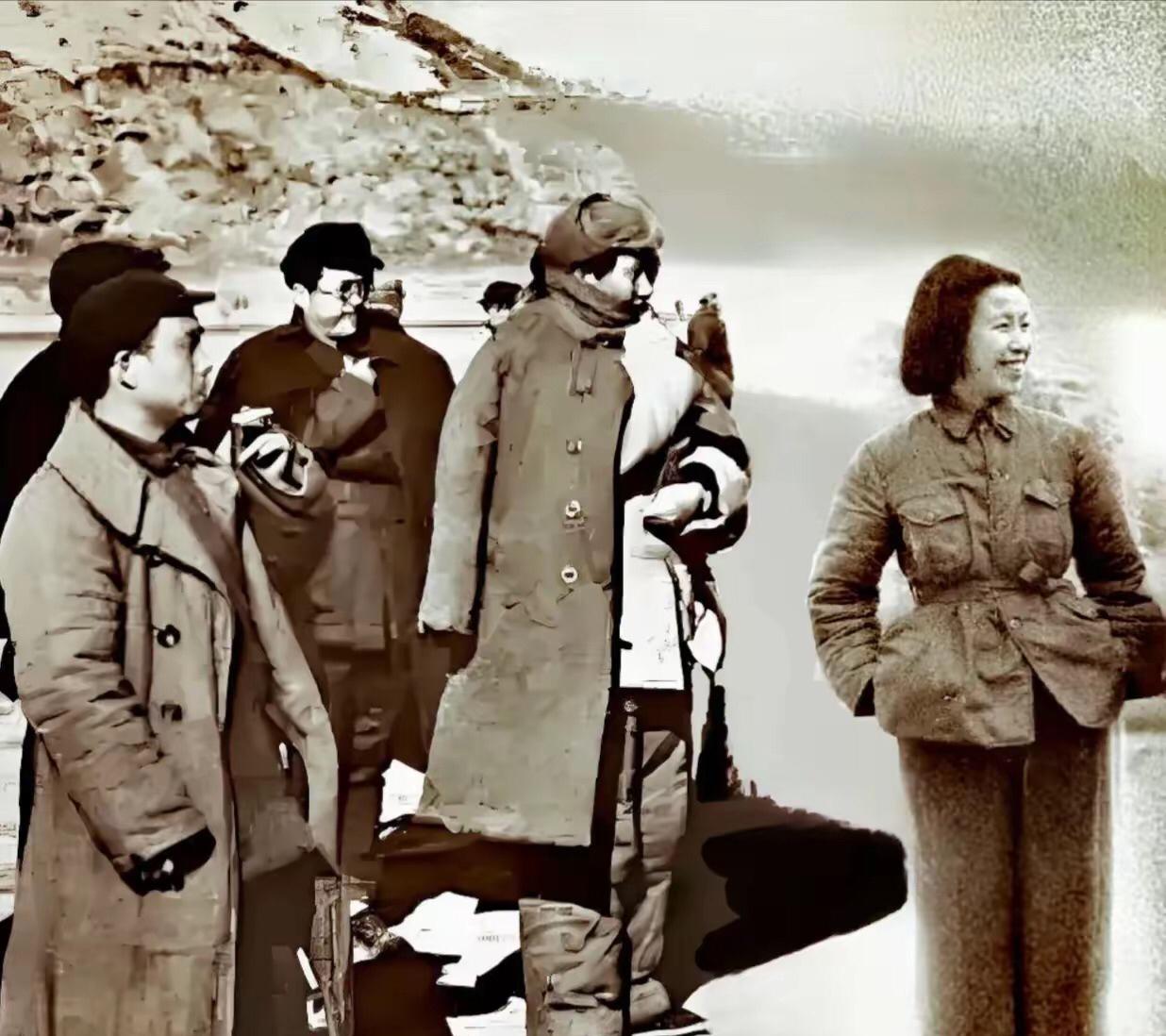 毛主席和他的部下在延安，右一是曾志，毛主席身后那两位是谁？1939年12月，曾