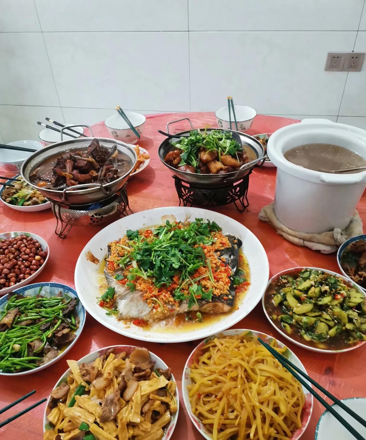 我决定以后不再对亲戚朋友发表任何建议今年暑假回老家，老家一群亲戚朋友聚在一块吃