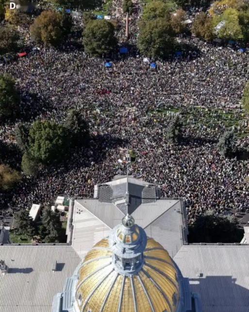 美国这回的天算是塌了！全美700万人涌上街头抗议特朗普：这个国家正走向灭亡！ 