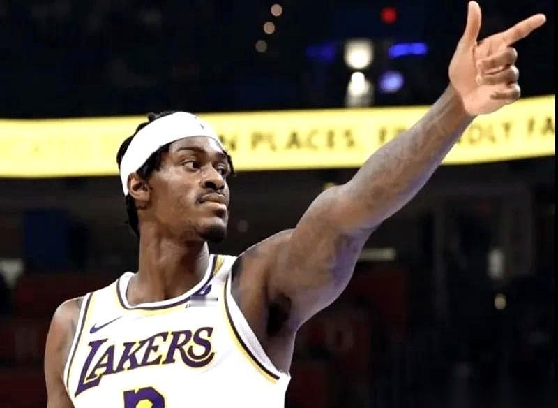 两种篮球，一种叫詹姆斯，一种叫东契奇。詹姆斯在场上，那球就像个烫手的山芋，每个