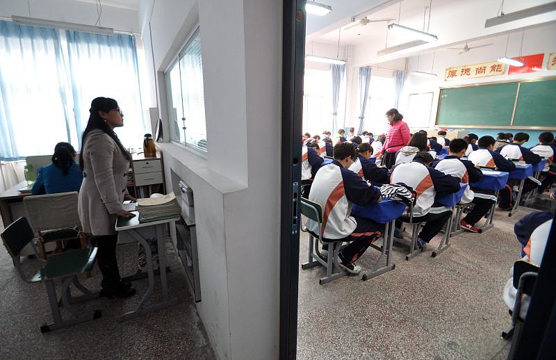 教育局坐办公室，一节课没代过，职称却是高级；一线教师站讲台三十年，到退休还是一级