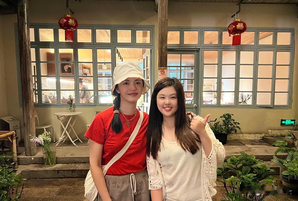 46岁姚晨在泉州旅游，她的打扮很时尚，皮肤太好了，状态好年轻，女明星的外形确实要