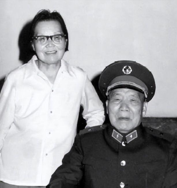 1945年，为参谋长介绍对象时，漂亮和老实的选择让众人十分纠结，你会如何决断呢？