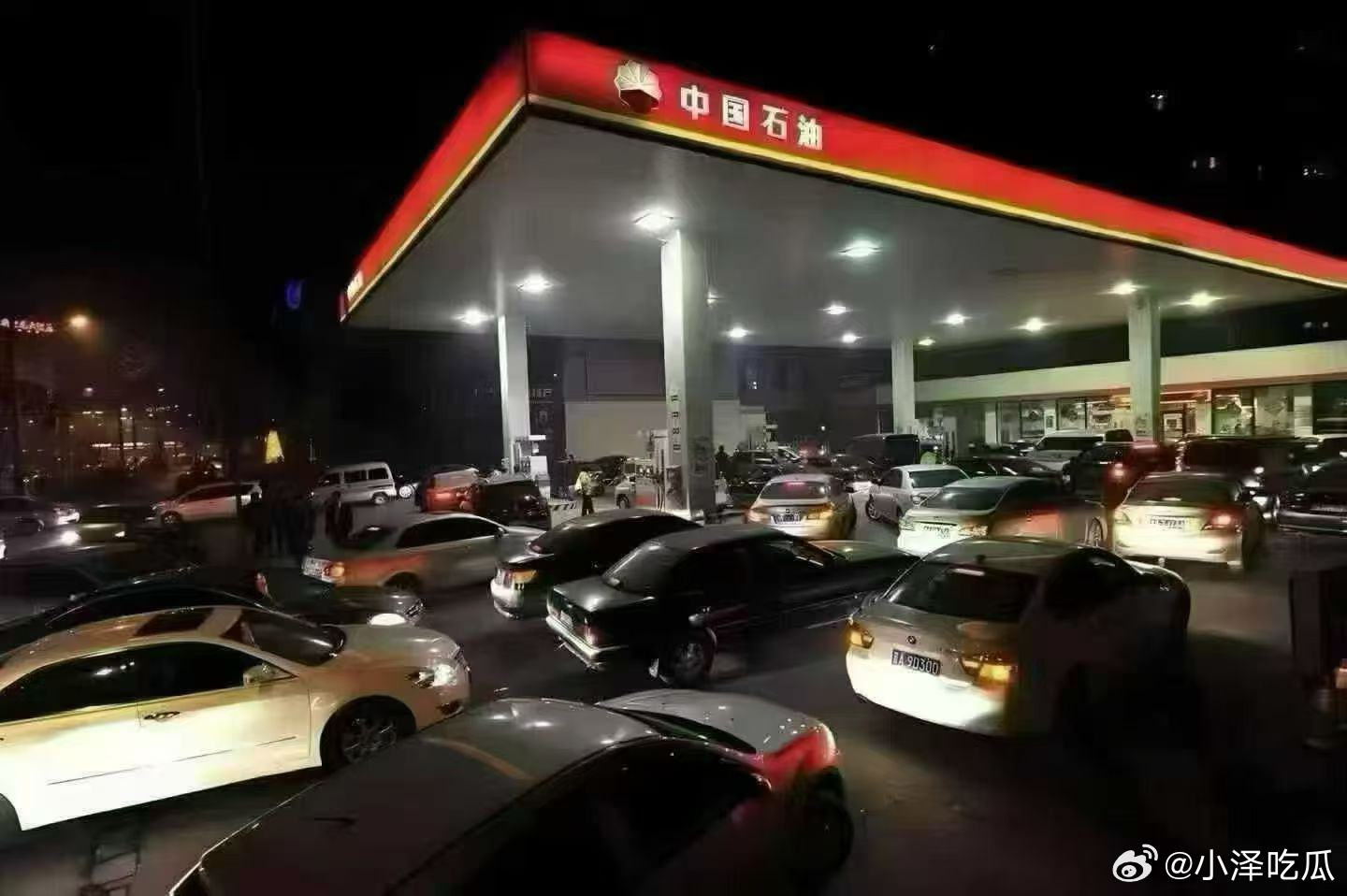 插混车主这波真赢了，油价重回“9元时代”，油车车主苦晕在厕所，但插混从从容容游刃