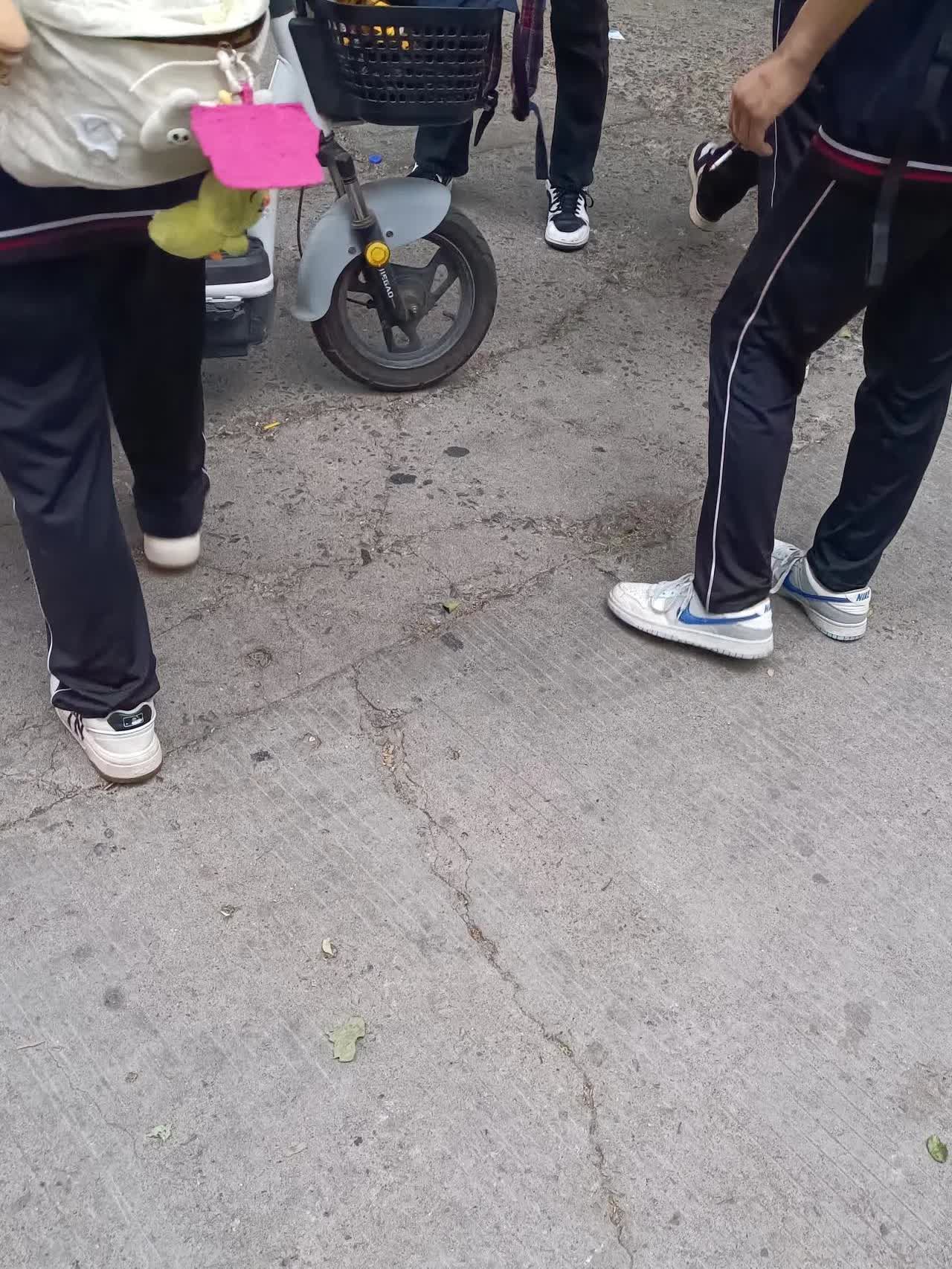 今天在学校门口，看到了这个现象，不大点的孩子，真是让人着急，家长