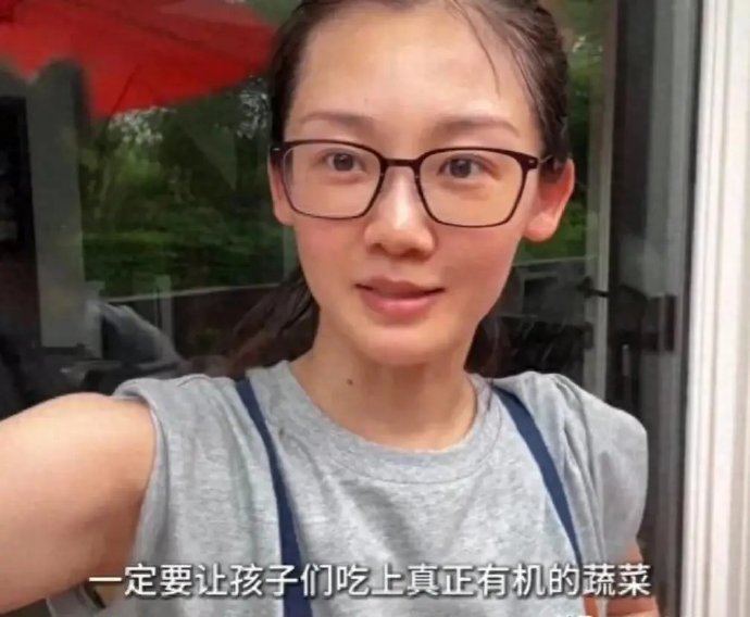 苗苗在别墅院子种菜！立誓要让小孩吃上有机蔬菜，她在上海租的豪宅里面建了一座“可食