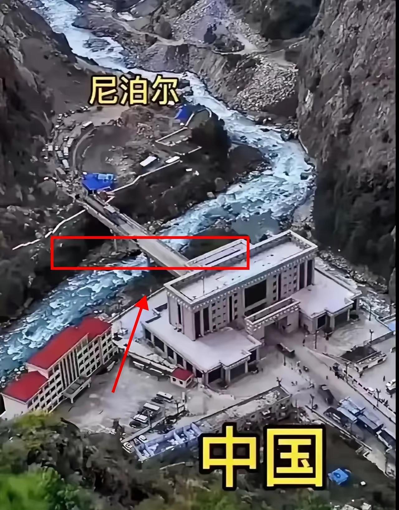 看到中尼口岸被洪水冲毁的消息，心里真不是滋味。网上很多人都在质疑，这么险峻的地形