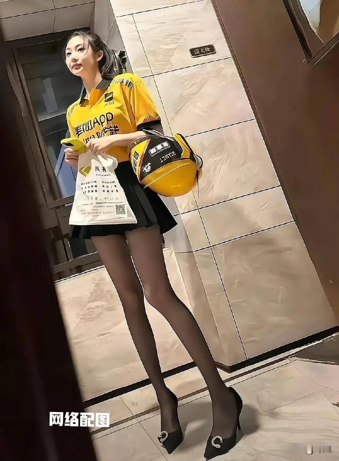 色胆包天男子点外卖见女外卖员漂亮，多次发信息要求其答应“有偿陪伴”被警方拘留。事