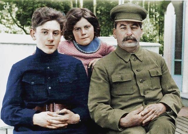 1953年3月26日，斯大林去世第21天，苏联国防部命令斯大林的儿子瓦西里立即退