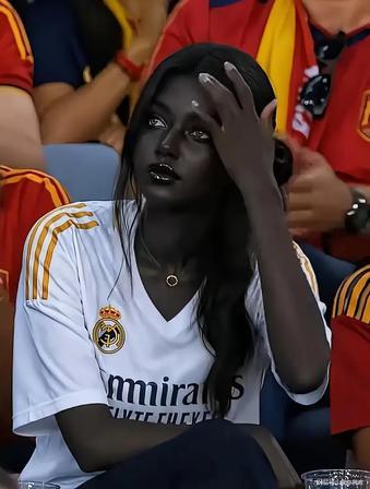 她只是抬了一下头，整个看台都安静了......世界杯看台上，从来不缺美女。