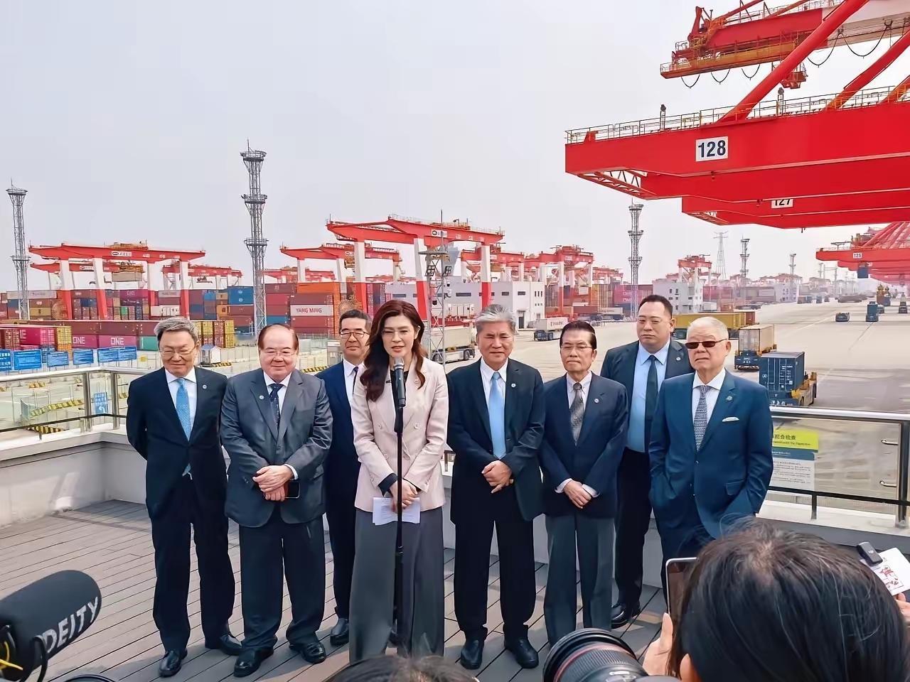 郑丽文代表团参观洋山港后，众人皆面露震撼，底气顿失。 郑丽文行程中有一站是去